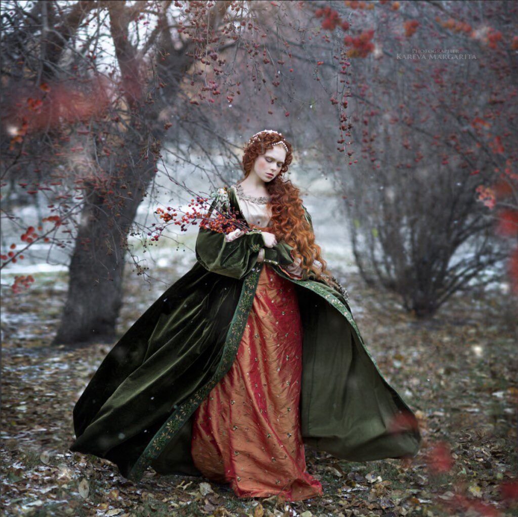 Photo référence à Shakespeare d'une jeune femme russe rousse en costume aux couleurs de l'automne dans la nature